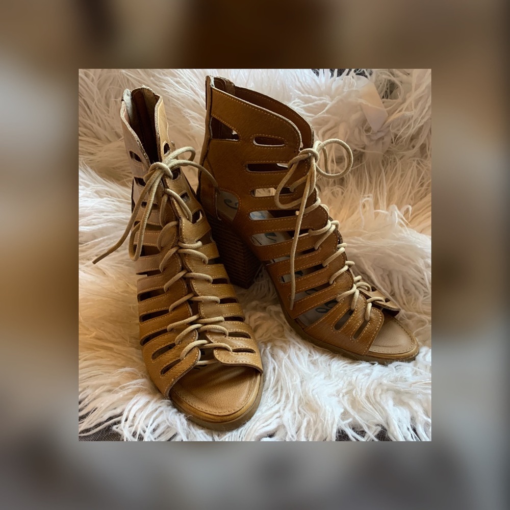 Open toed laced up 3"